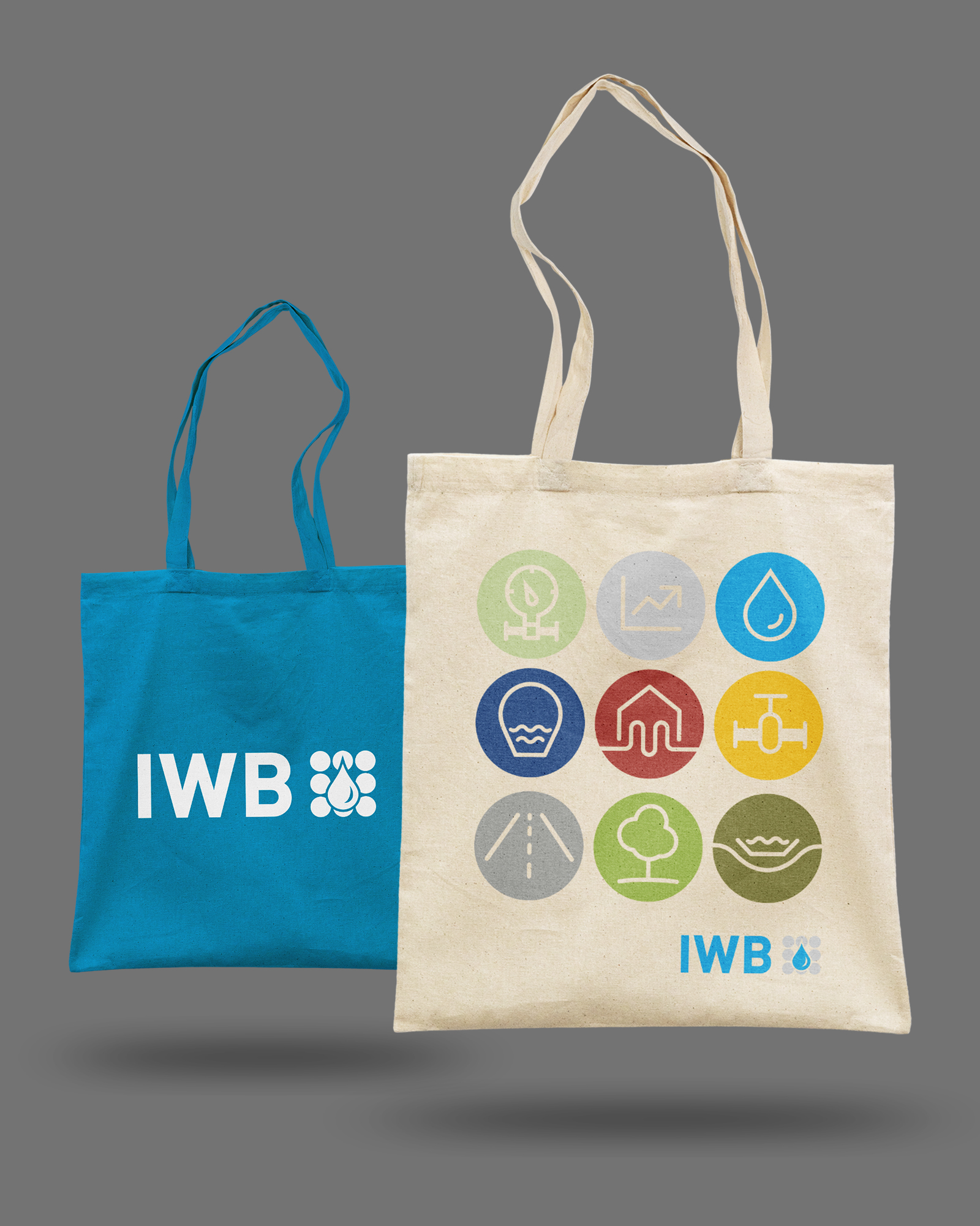blauer Stoffbeutel mit IWB-Logo, beigefarbener Stoffbeutel mit IWB-Icons