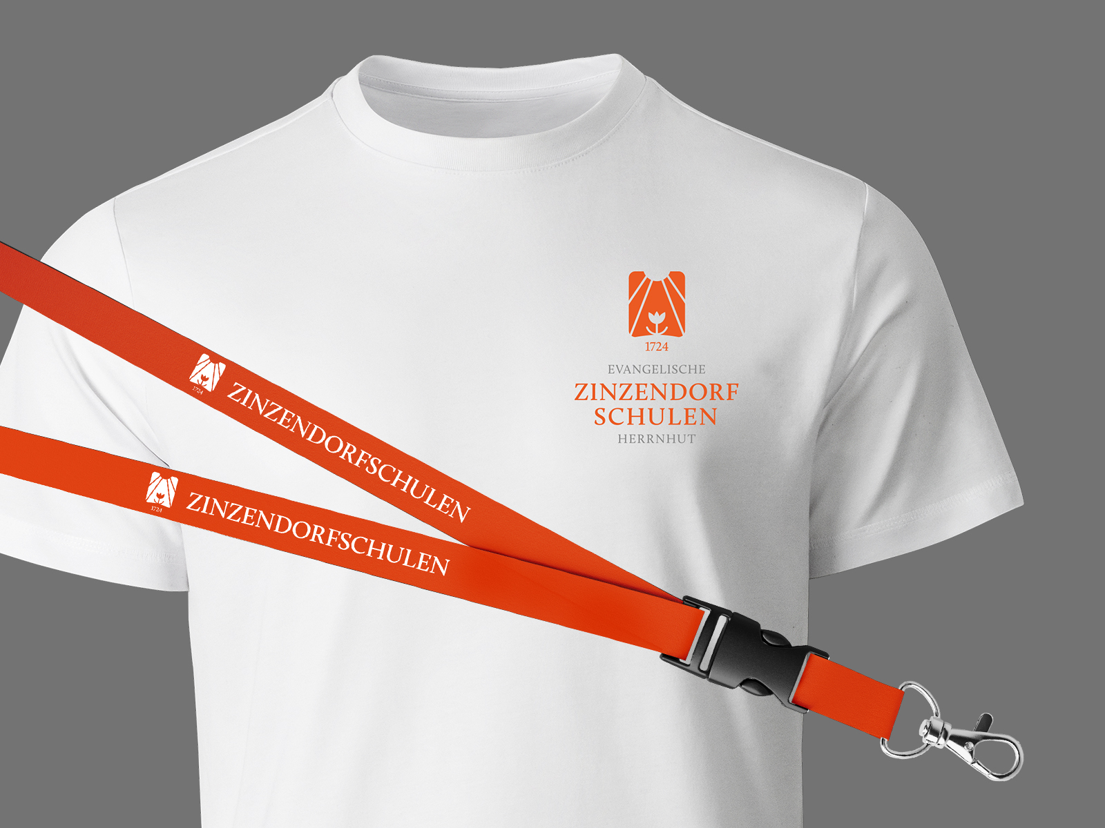 orangefarbenes Schlüsselband mit Logo EZSH und weißes T-Shirt mit Logo EZSH