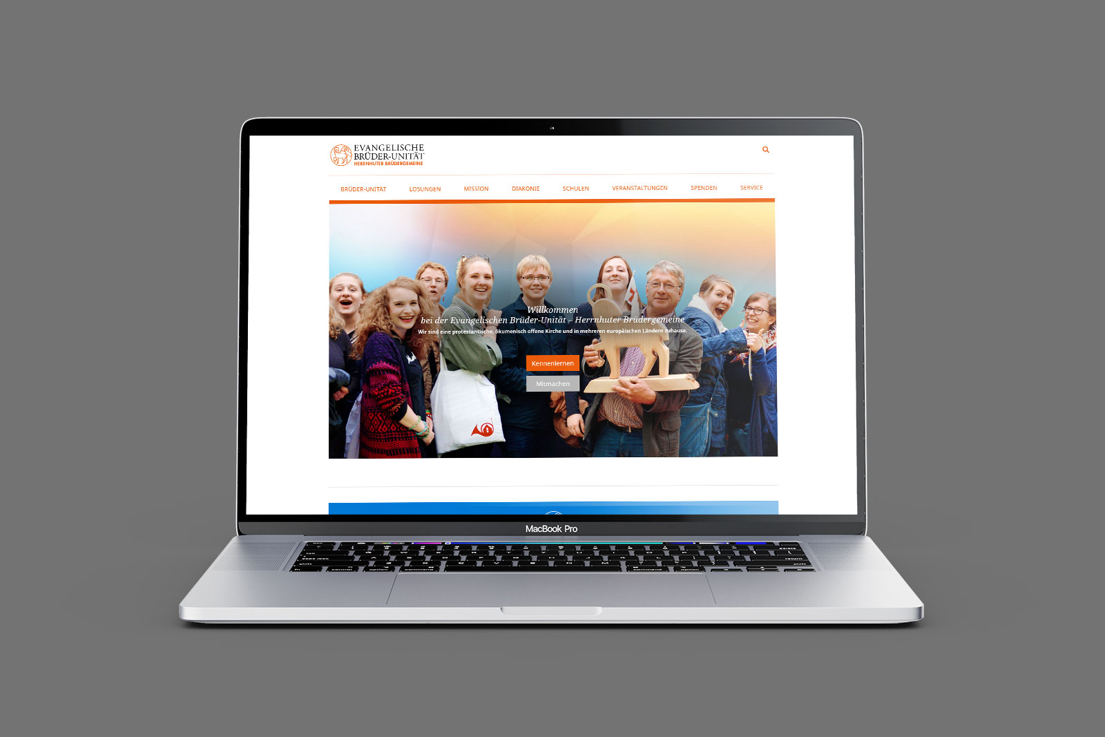 Laptop zeigt Website der Herrnhuter Brüdergemeine