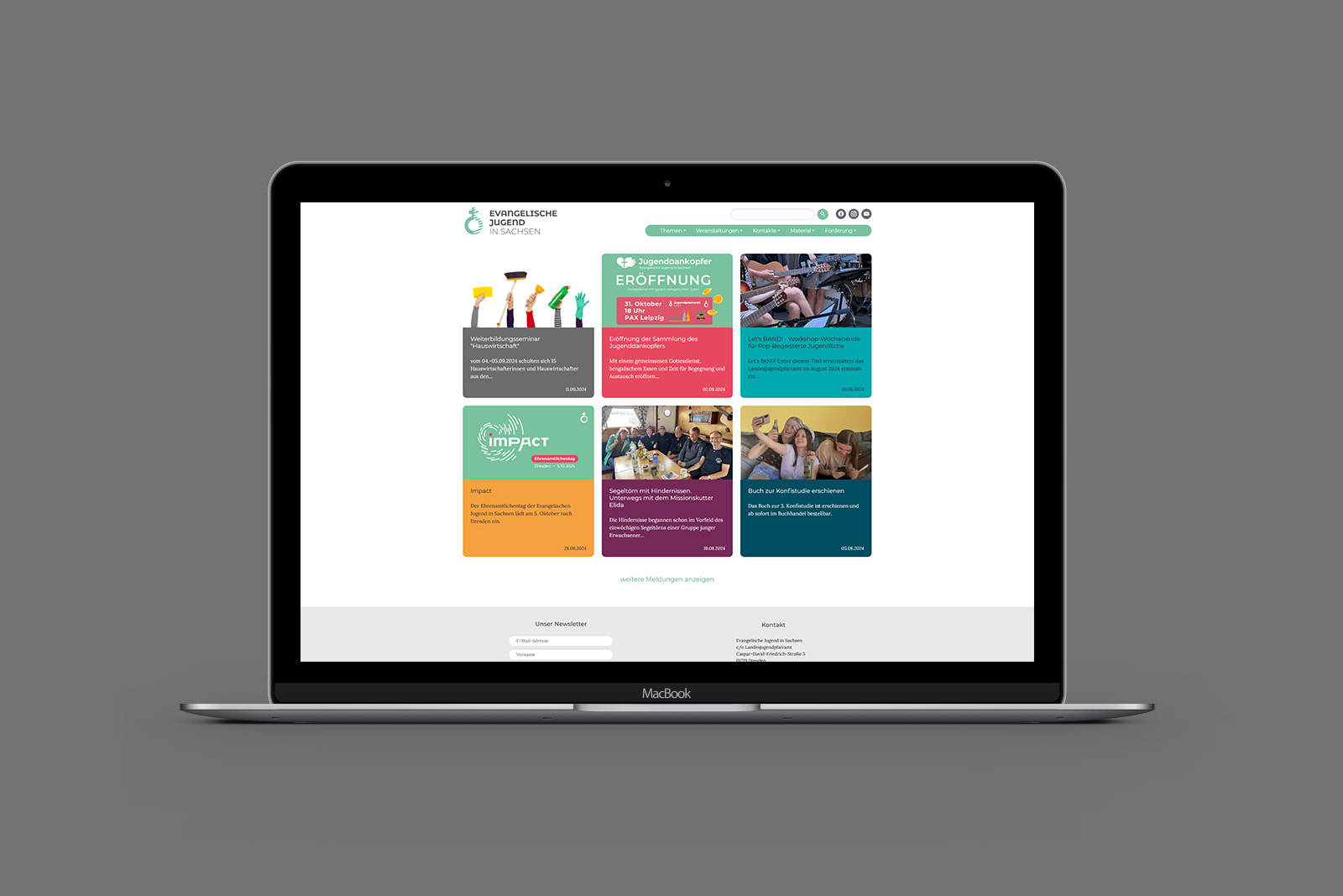 Laptop zeigt Website von EVJUSA