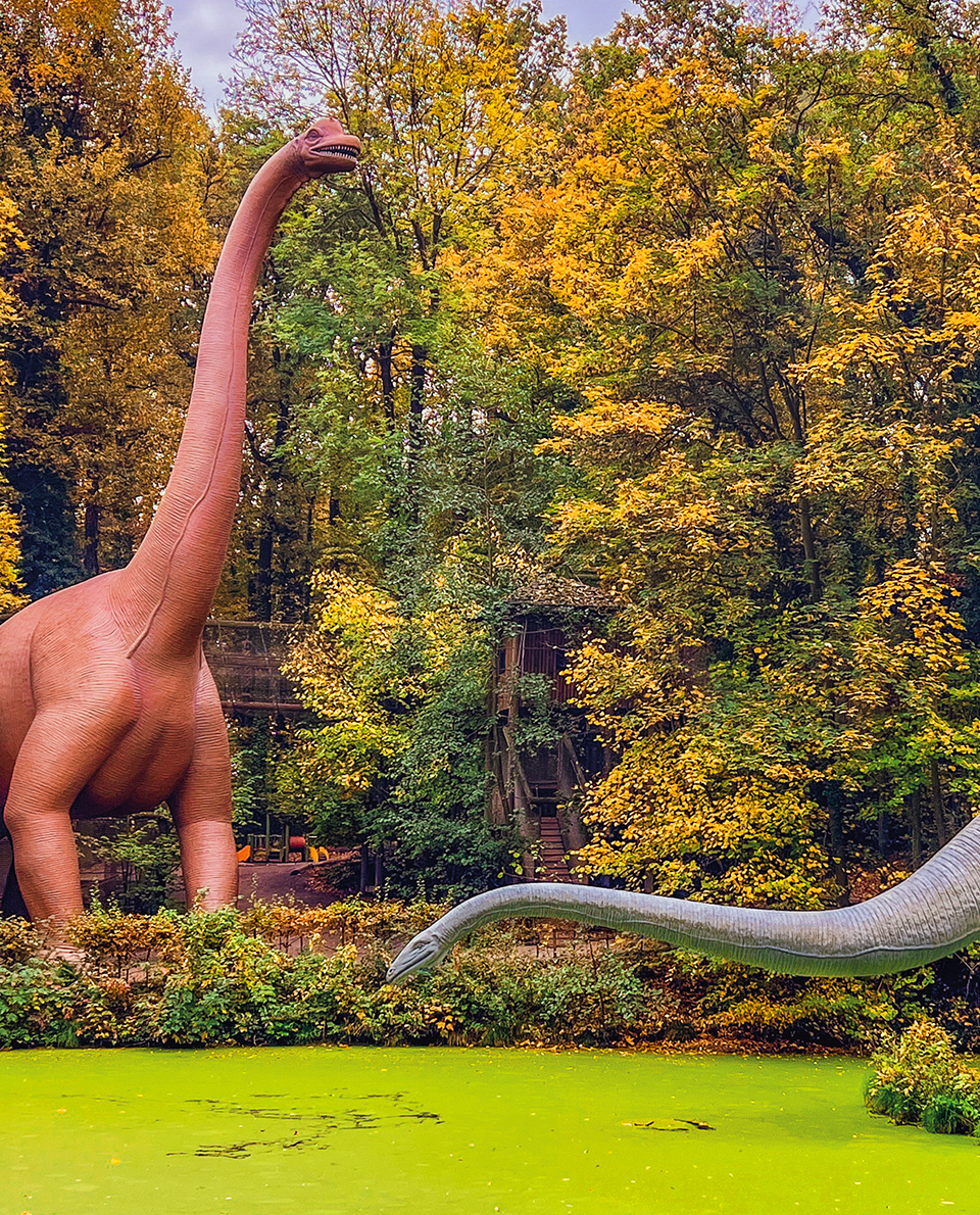 zwei Dinosaurier am Teich