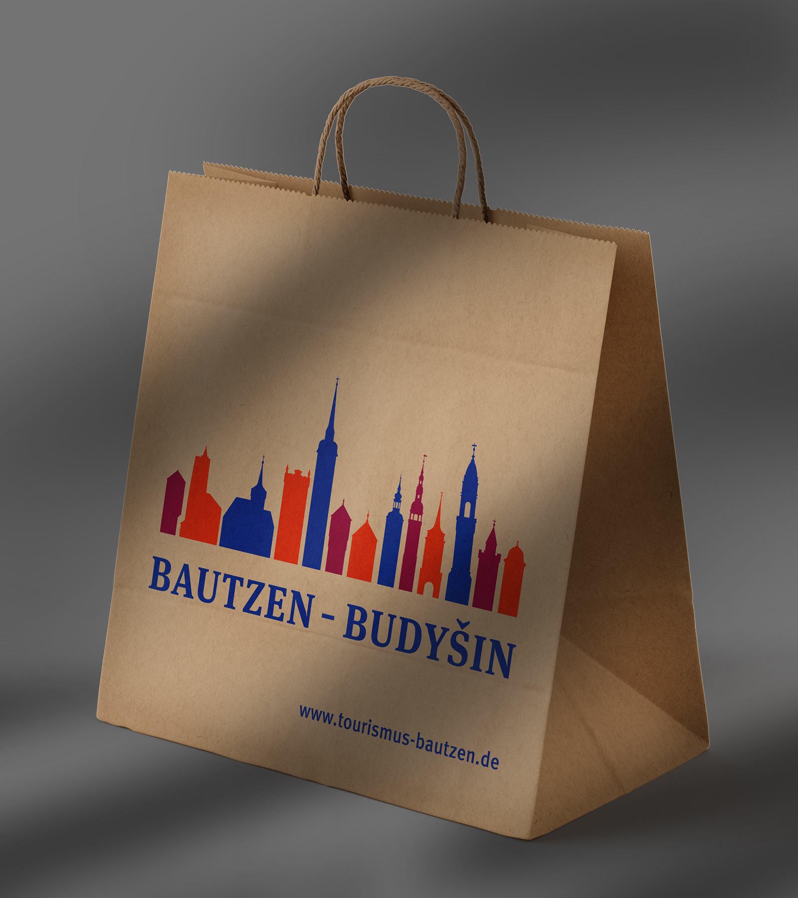 braune Papiertüte mit farbiger Türme-Silhouette und Bautzen-Schriftzug